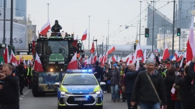 Polish government caves into farmers’ demands as thousands march on Warsaw